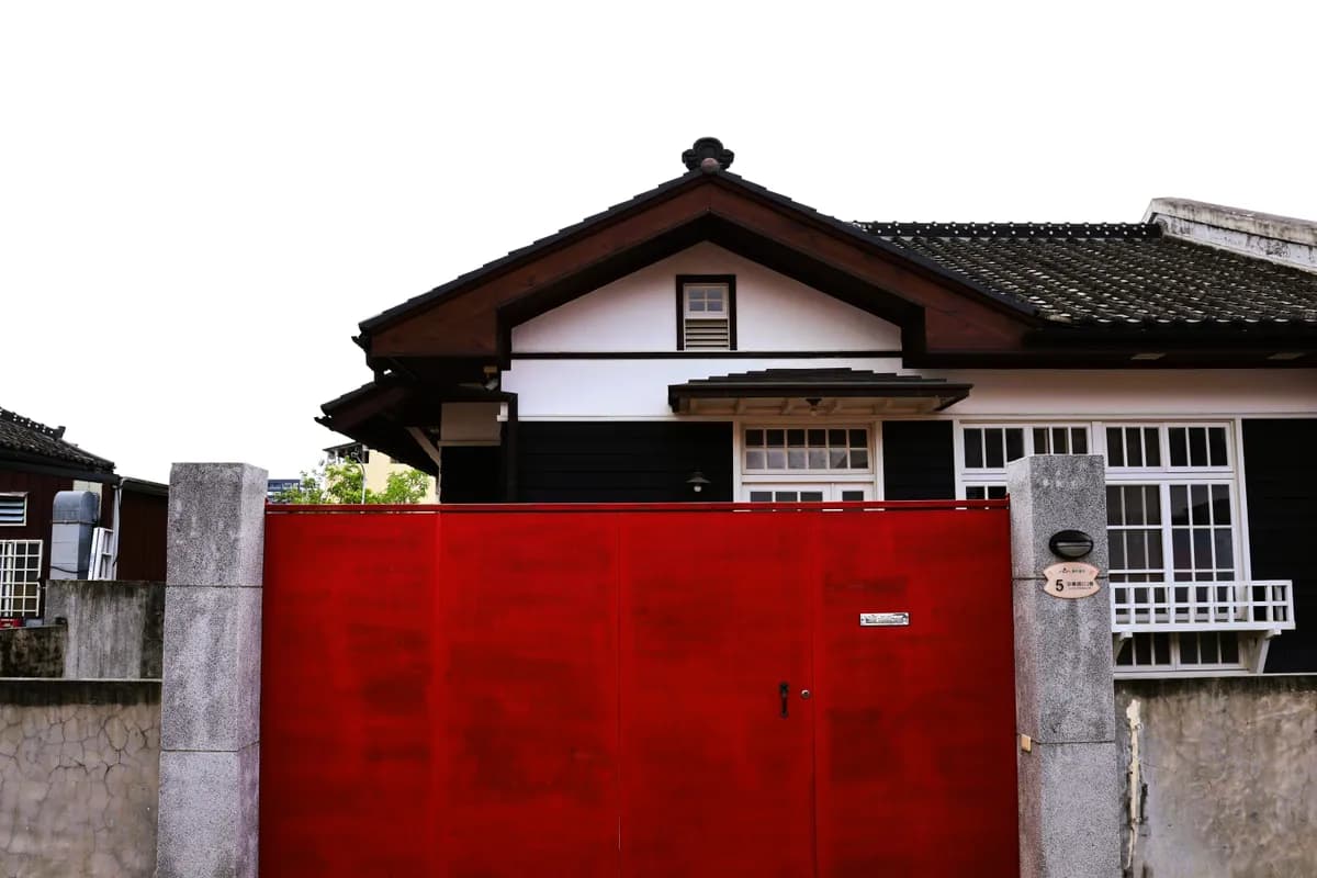 Halimbawa ng imahe ng BookNoFees: Tradisyonal na bahay na may pulang tarangkahan sa Taiwan