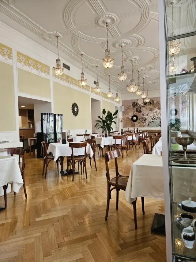 BookNoFees: Café – Kavarna Union – Ljubljana – Union Café, photo 2