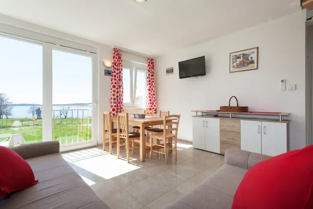 BookNoFees: The upper floor of a beachfront villa with a rooftop terrace, located right on the beach. – Medulin