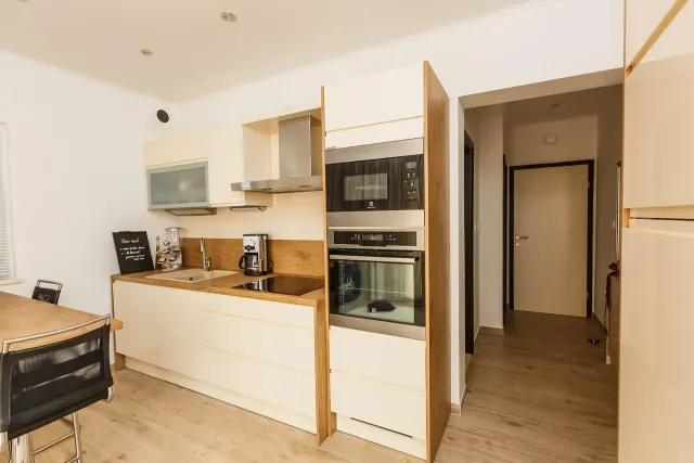 BookNoFees: Miran Apartment with a Balcony and a View of the Sea – Okrug Gornji