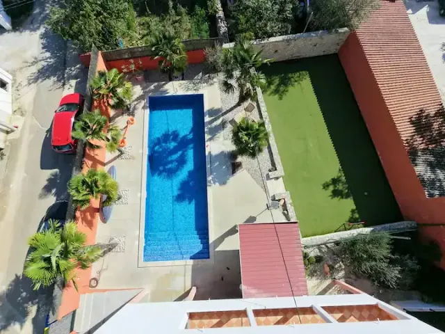 BookNoFees: The ultimate vacation experience in a 130-square-meter space, with a 57-square-meter pool and private garden – Čabrunići