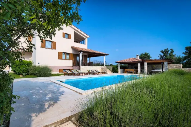 BookNoFees vacation rental in Štokovci – a villa with a swimming pool in front of a house at Villa Stokovci in Štokovci
