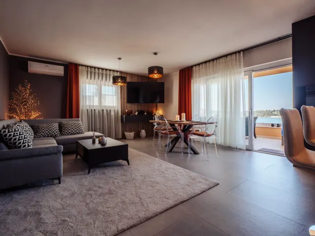 BookNoFees: Stylish designer apartment with a terrace and ocean view, ground floor – Rogoznica