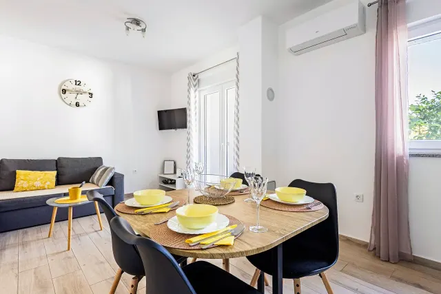 BookNoFees: Bright ground-floor apartment with a balcony and a view of the garden – Fazana- Valbandon