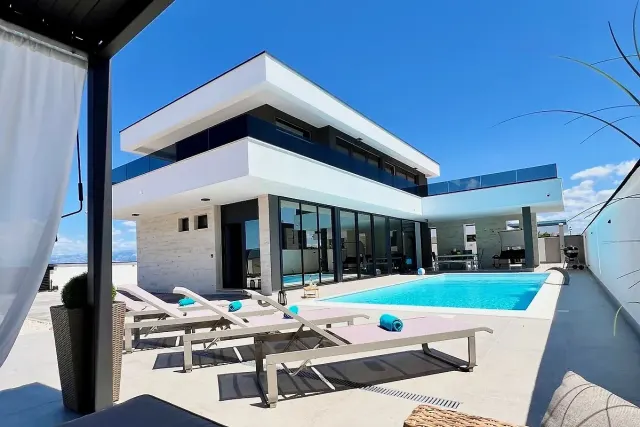 BookNoFees: Villa with a pool, garden, and plenty of space for nine guests – Zemunik Gornji