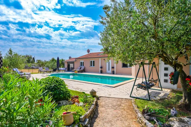 BookNoFees: Una Vacation Home with Private Pool and Garden – Fazana
