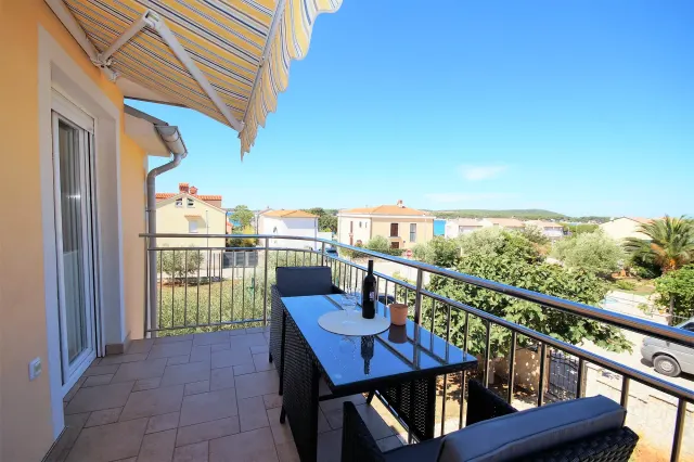 BookNoFees: Cozy apartment with a ocean view and a balcony – Medulin