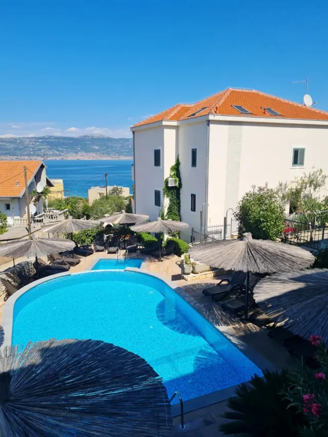 BookNoFees: Quiet vacation rental with a pool and barbecue area – Slatine