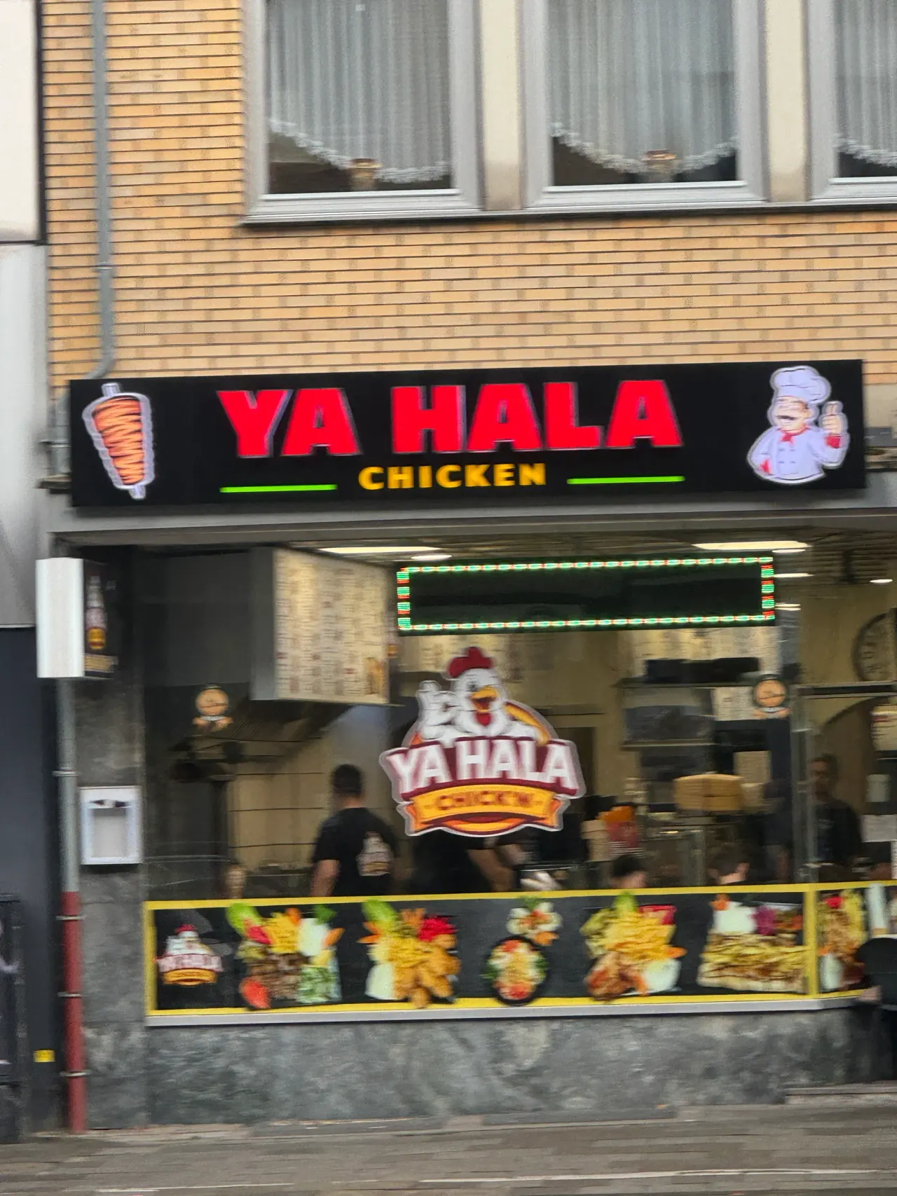 BookNoFees: Snack bar – Elite Döner – Aachen – Restaurant with chicken logo and neon sign, photo 1