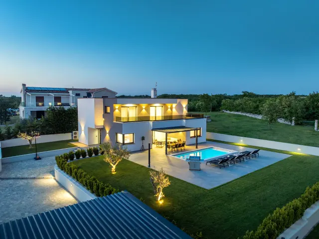 BookNoFees: Spacious villa with a private pool and garden – Juršići