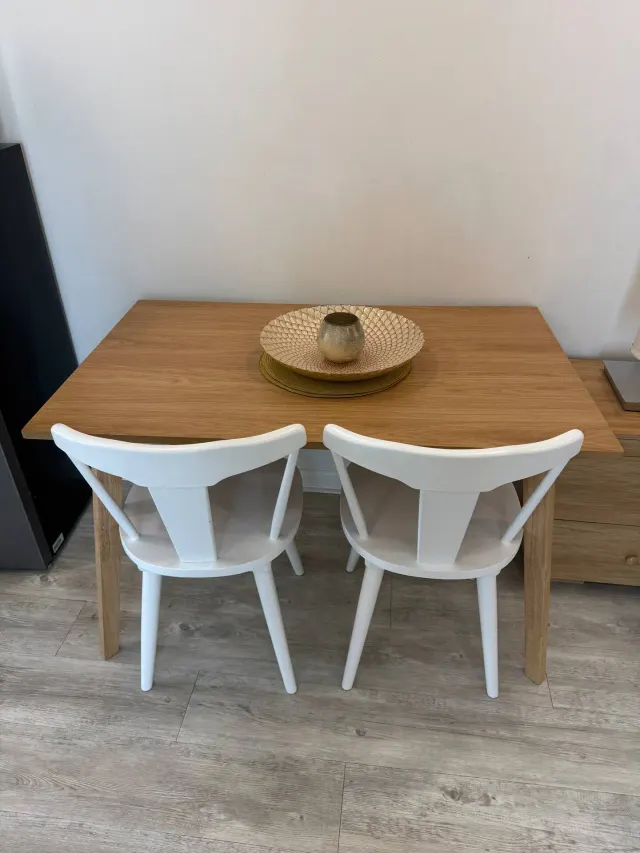 BookNoFees vacation rental in Cutler Bay, United States – Dining area with wooden table, two white chairs, and decorative centerpiece