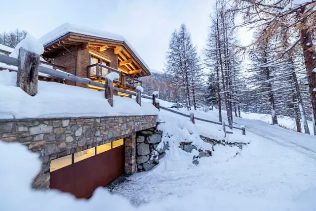 BookNoFees: Quiet Wooden Villa – Moritz