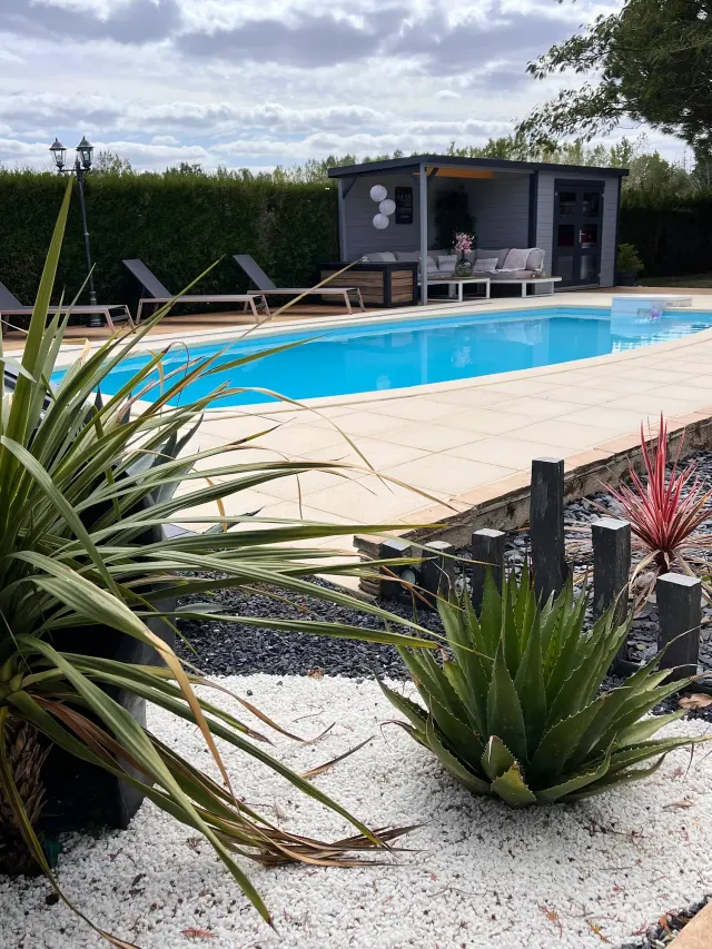 BookNoFees: Charming vacation rental with a private pool and a thatched-roof hut – Gennes-Val-De-Loire