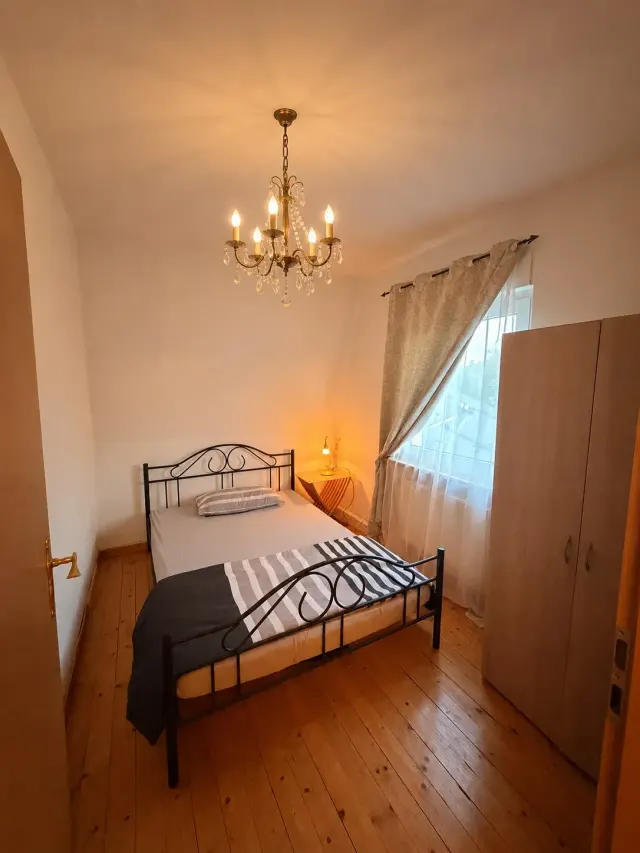 BookNoFees: Quiet room with a view of the garden and the forest – Sundern