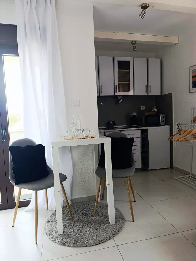 BookNoFees: Quiet studio apartment with a balcony and a pool – Vir