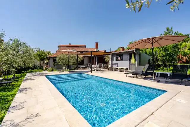 BookNoFees: Spacious Apartment Meme 1 with Pool in Pula – Pula