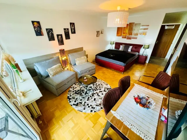 BookNoFees: Quiet vacation rental with a balcony and a children's play area – Ettlingen