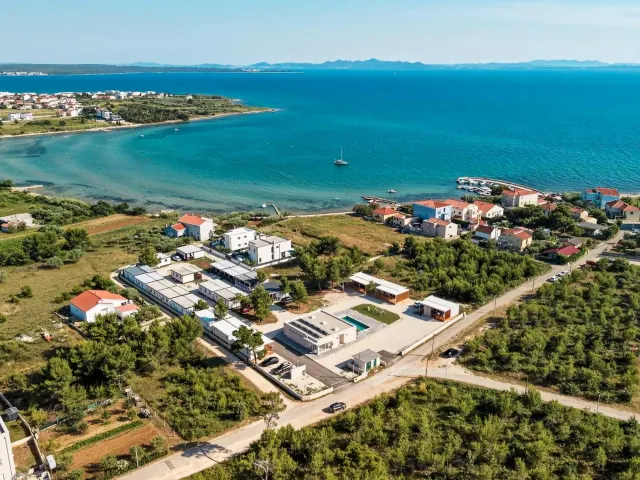 BookNoFees: Mobile Home with Pool near Sea – Privlaka