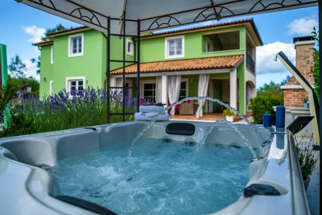 BookNoFees: Villa Branka with a pool, hot tub, and playground – Rakalj