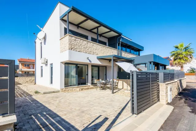 BookNoFees: Peaceful Two-Story House with Garden and Balcony – Vir