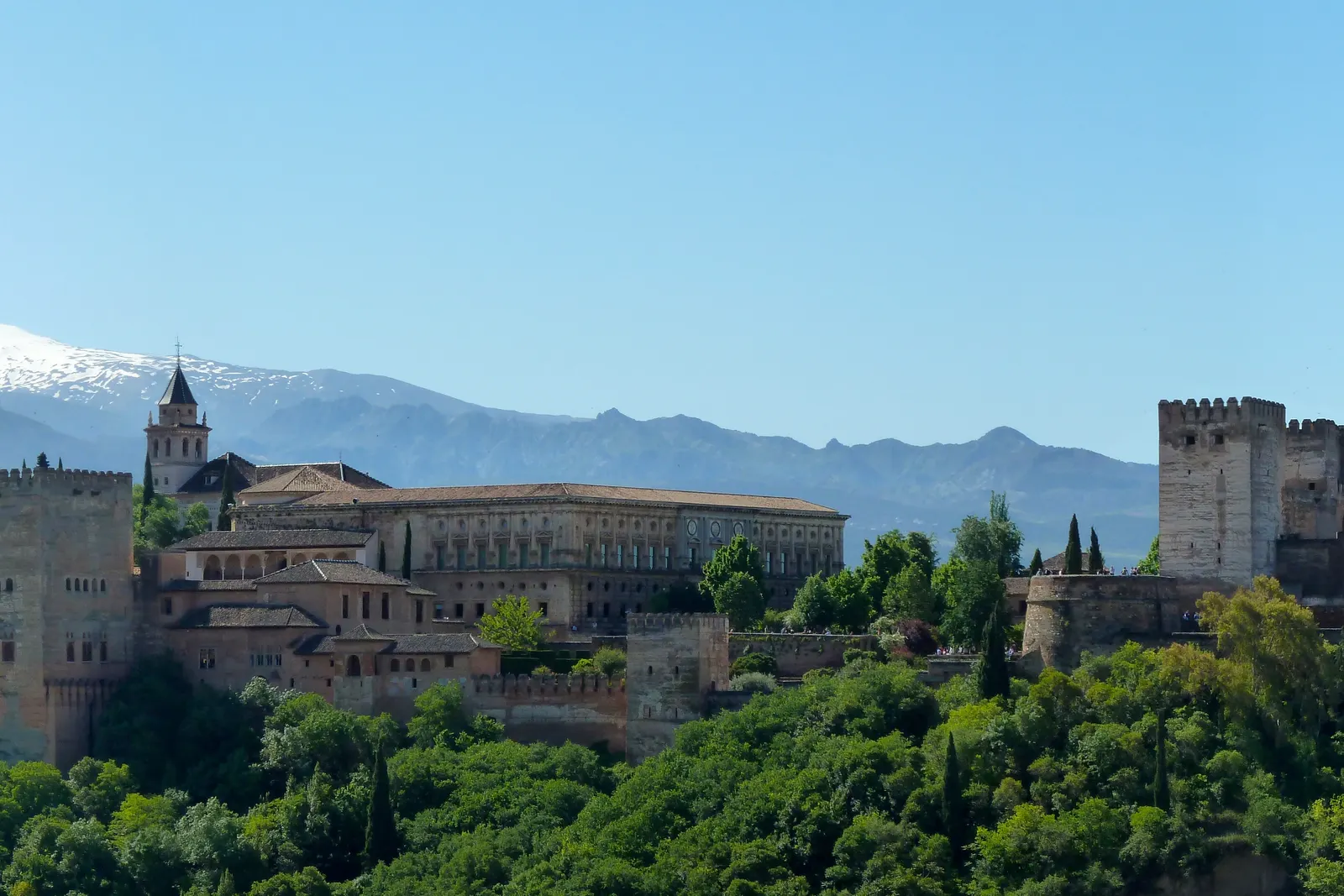 BookNoFees Andalusia guide, Spain: the Alhambra in Granada with the Sierra Nevada mountains behind it