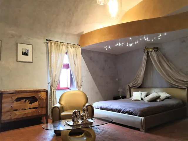 BookNoFees: Château de la Servayrie – Apollon Suite – Mouret