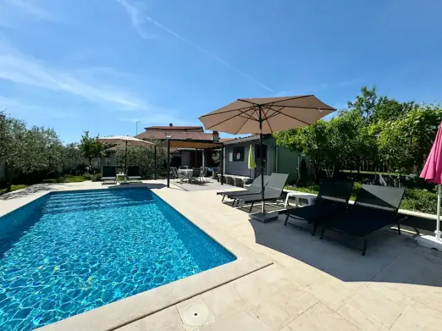 BookNoFees: Meme 3 - Four-Star Apartment with Fitness Center and Pool – Pula