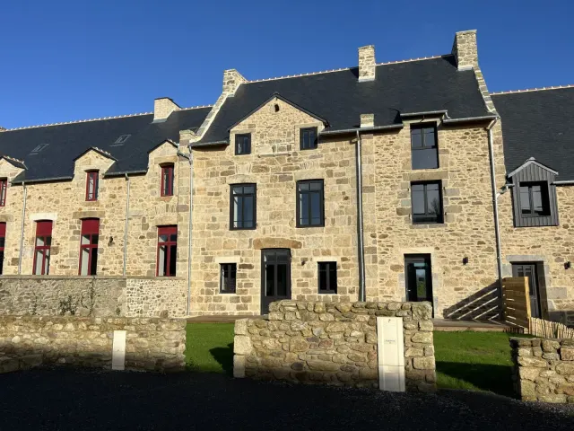 BookNoFees: Stylish Stone House with Garden and EV Charger – Saint Malo