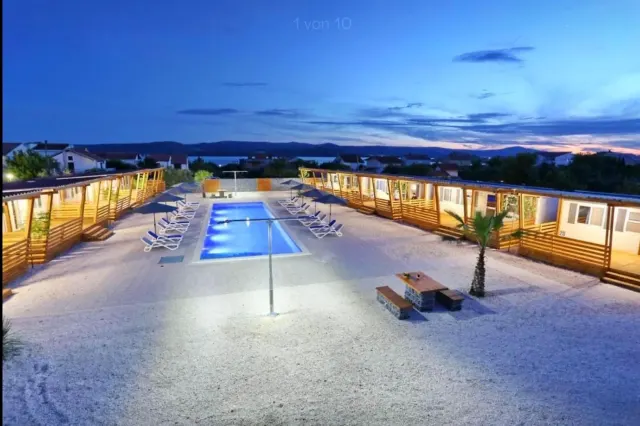 BookNoFees: Peaceful Camper-Style Home with Shared Pool – Turanj