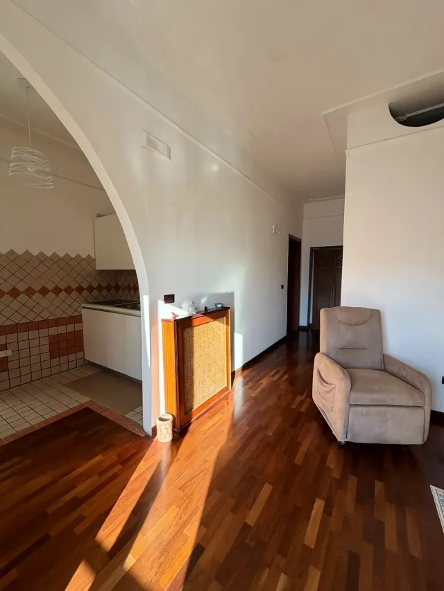 BookNoFees: transient house sa Castellammare Di Stabia, Campania, Italy – Pasilyo na may kahoy na sahig, arko papunta sa kusina, at armchair
