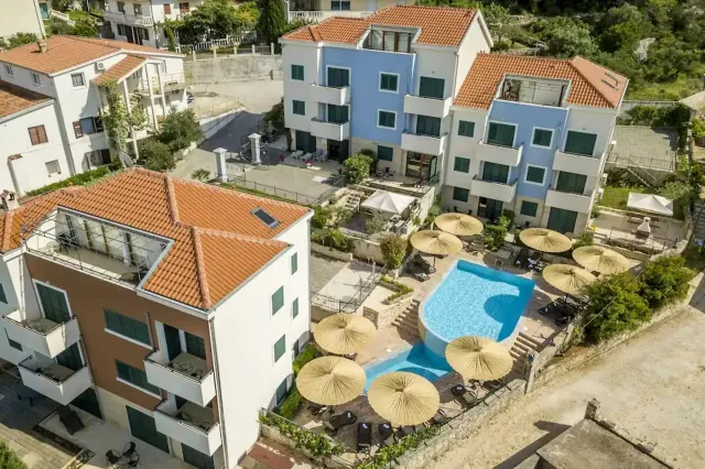 BookNoFees: transient house sa Slatine – Tahimik na bakasyunan na may pool at hardin