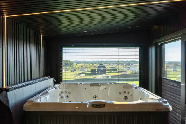 BookNoFees: transient house sa Rusinowo, Poland – bathtub sa silid na may malaking bintana sa Black barn sa bayan ng Rusinowo