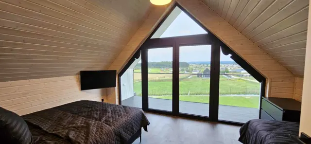 BookNoFees: transient house sa Rusinowo, Poland – kwarto na may malaking bintana sa bahay sa Black barn sa bayan ng Rusinowo