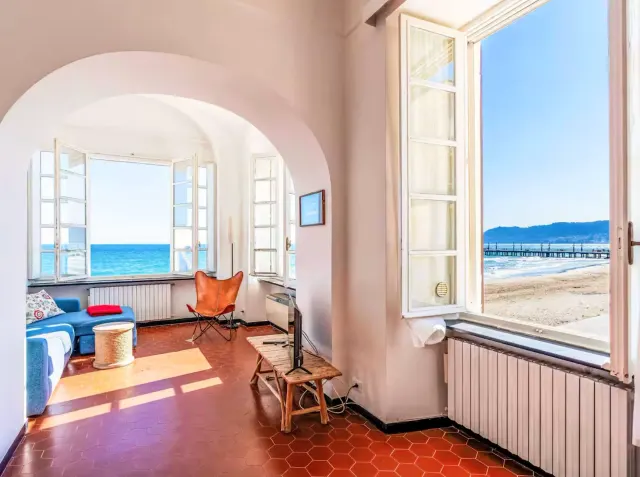 BookNoFees: Maluwag na apartment na may tanawin ng dagat at vaulted ceilings – Alassio