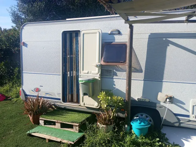 BookNoFees: Naibalik na vintage na caravan na may porche at hardin – El Palmar De Vejer