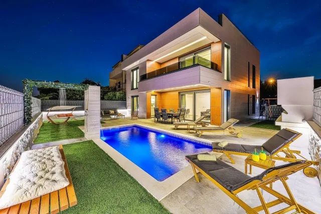 BookNoFees: transient house sa Kastel Stafilic – Modernong villa na may pool at maluwag na terrace