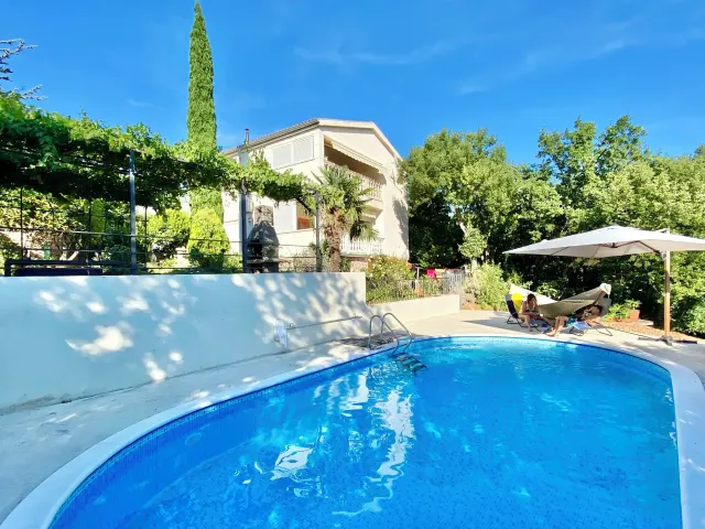 BookNoFees: transient house sa Donji Zagon – Villa Theresa Croatia, apartment para sa bakasyon na may pool, whirlpool, sauna, at kusina sa hardin