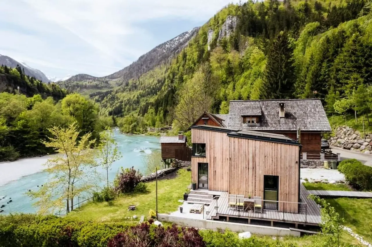 BookNoFees: transient house sa Hieflau, Styria, Austria – Panlabas na tanawin ng kahoy na vacation home na may ilog at bundok sa likod