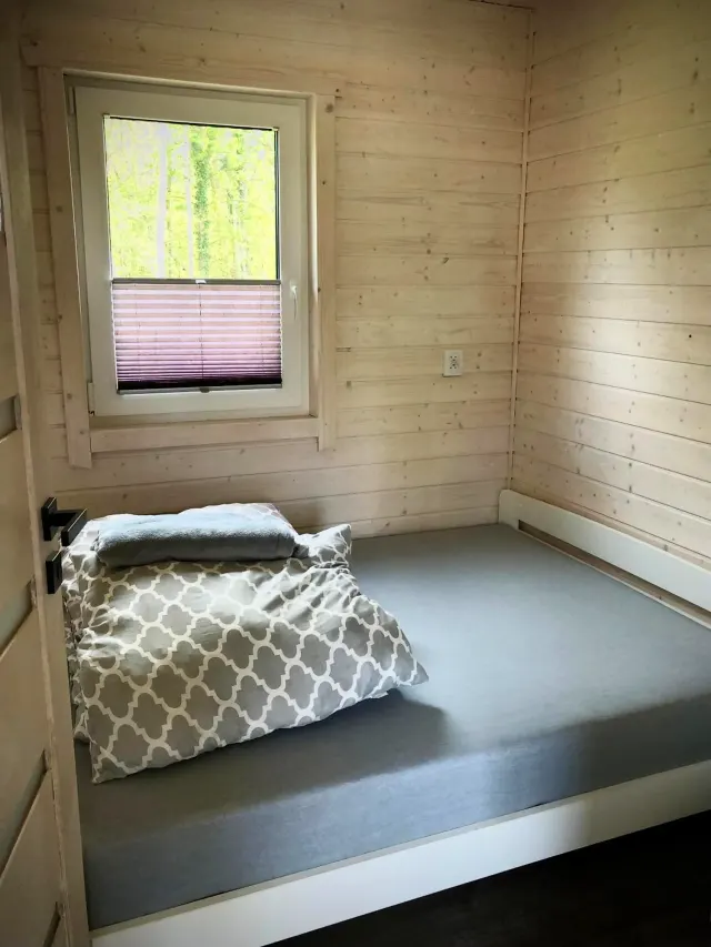 BookNoFees: transient house sa Jarosławiec, Poland – maliit na silid na may kama at bintana sa DOMKI SILVER 2 sa Jarosławiec