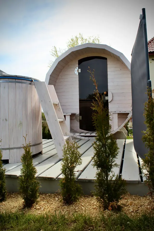 BookNoFees: transient house sa Jarosławiec, Poland – Panlabas na barrel sauna na may kahoy na hagdan at maliit na plataporma sa deck