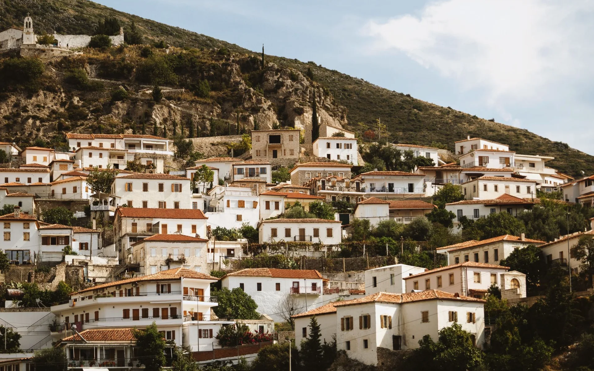 Mga tradisyunal na bahay sa gilid ng burol sa Dhërmi, Albania