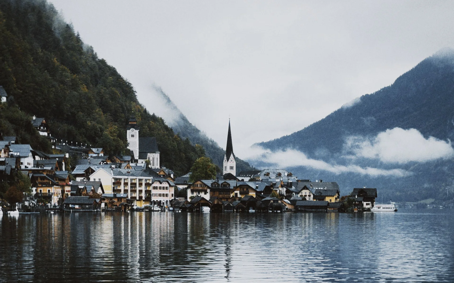 Hallstatt am See, nakatago sa gitna ng mga bundok na tinatabunan ng ulap