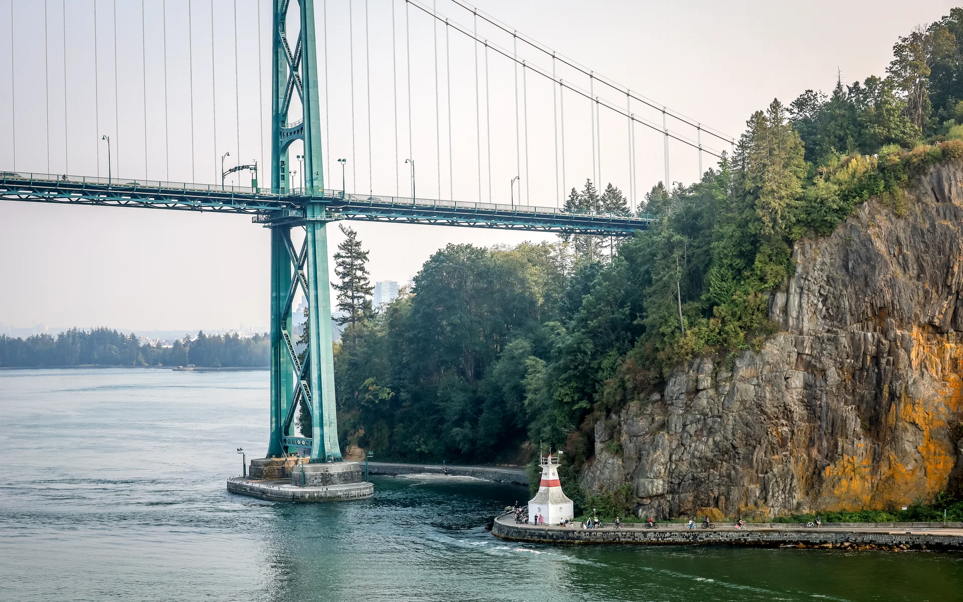 Ang Lions Gate Bridge na sumasaklaw sa tubig sa Vancouver
