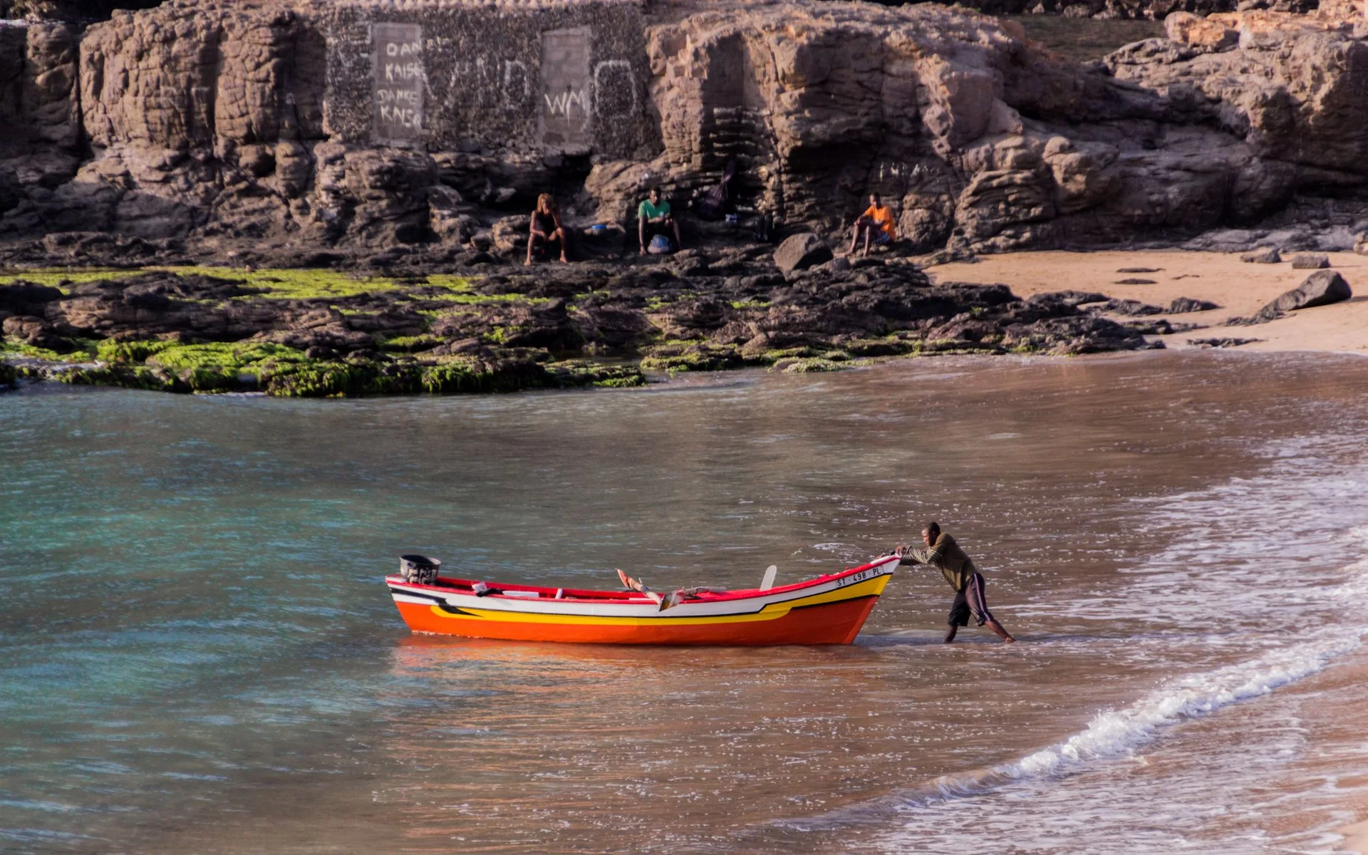 Isang makulay na bangka ng pangingisda sa dalampasigan ng Tarrafal sa Cape Verde