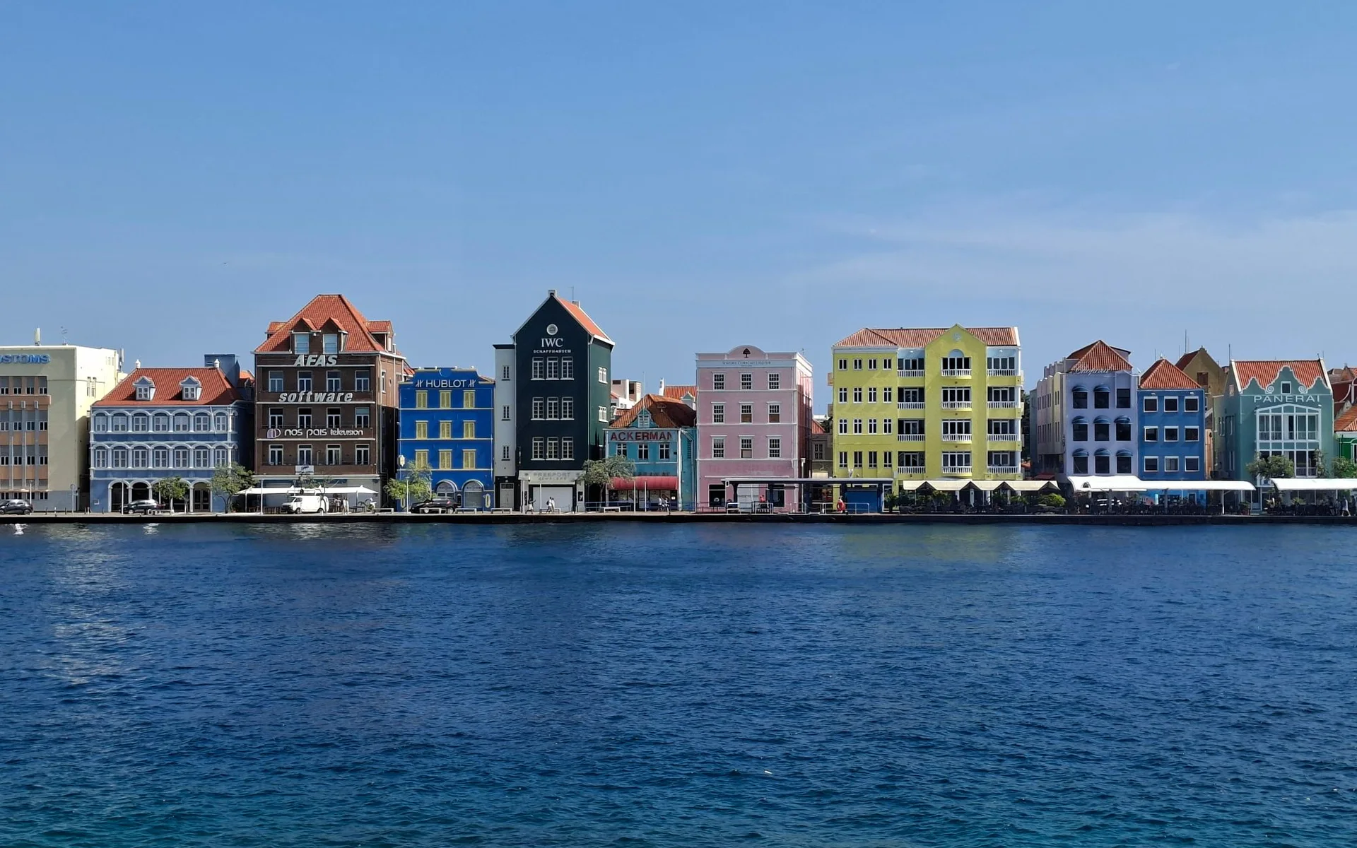 Makukulay na bahay sa tabing-tubig sa Willemstad, Curaçao