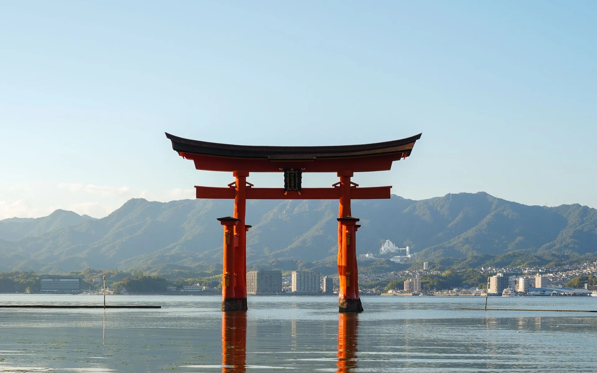 Torii gate sa Itsukushima Shrine na nakataas sa ibabaw ng tubig