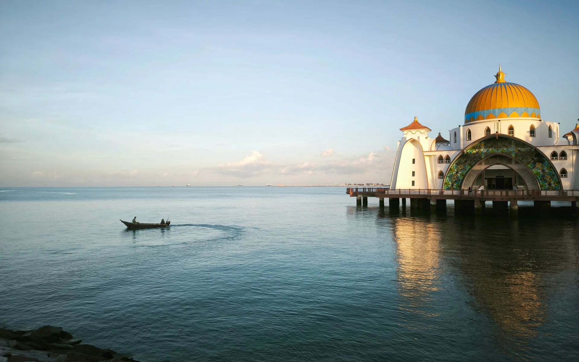 Moske sa Kalye Malacca at isang bangkang pangingisda sa tabing-tubig