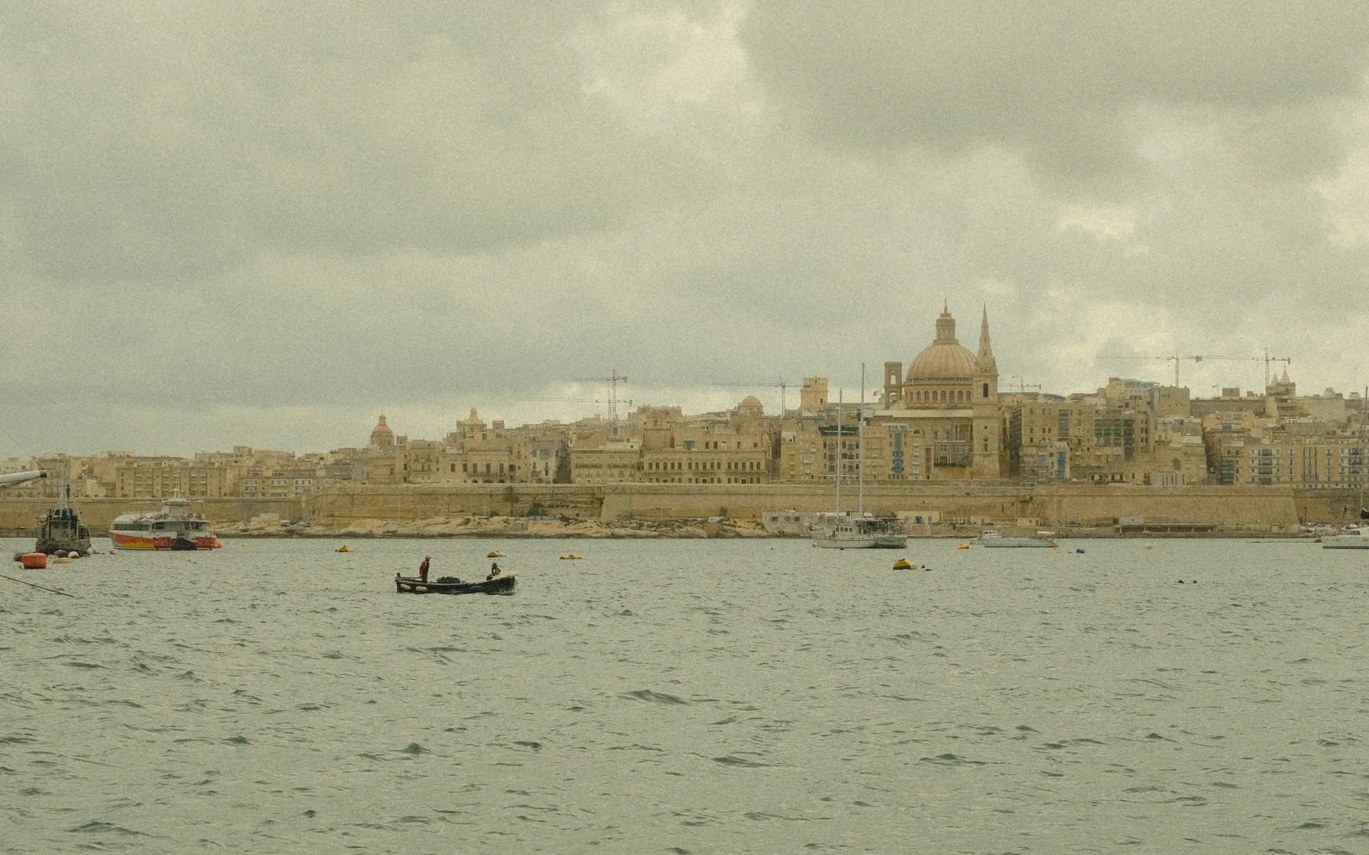 Makasinayang arkitektura ng Valletta na tanaw mula sa tubig