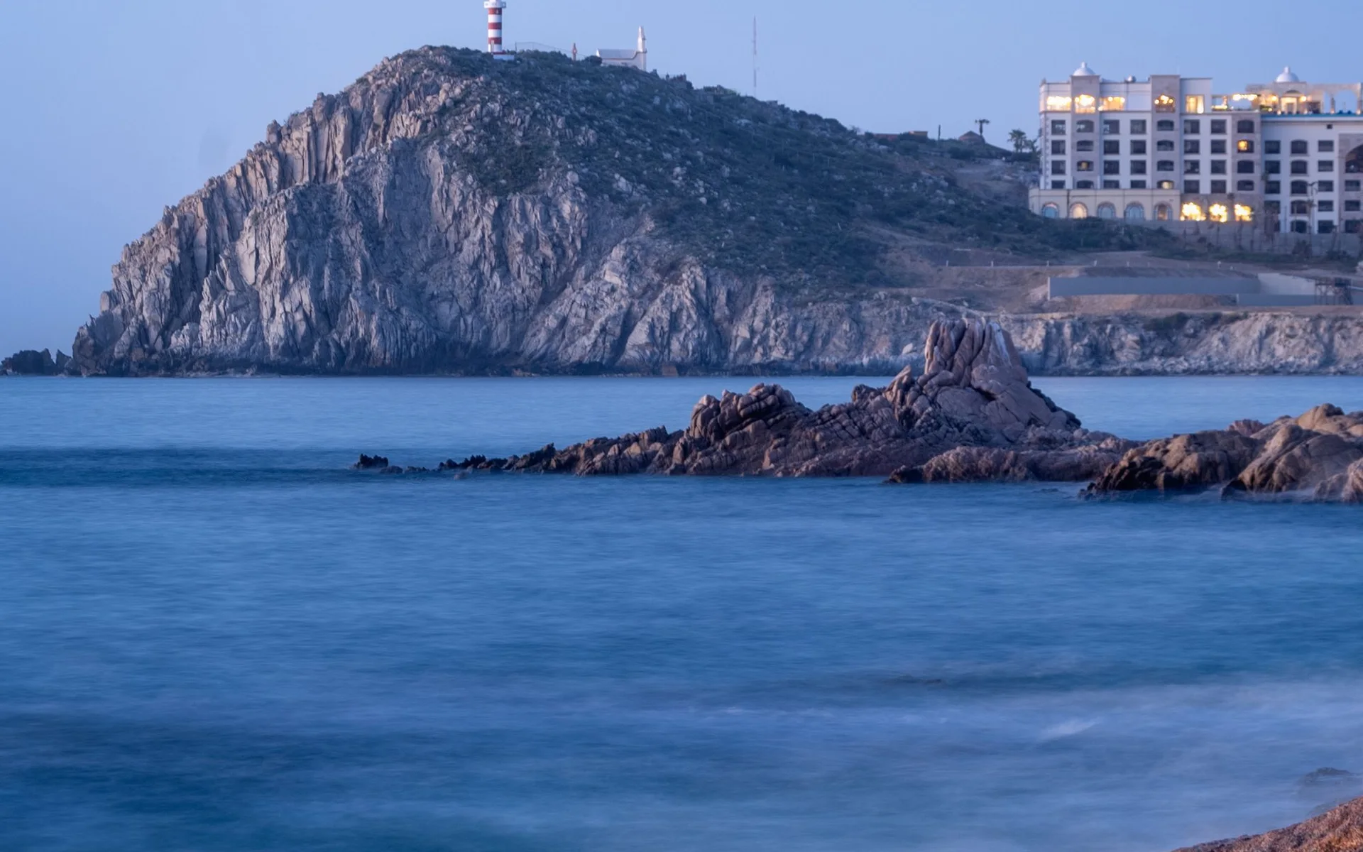 Batuhang baybayin na may parola malapit sa Cabo San Lucas
