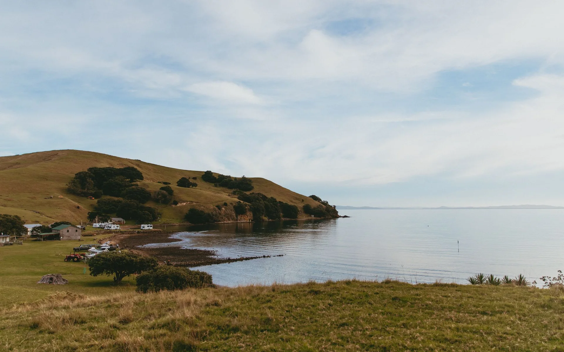 Mga burol at isang tahimik na golpo malapit sa Kereta sa New Zealand